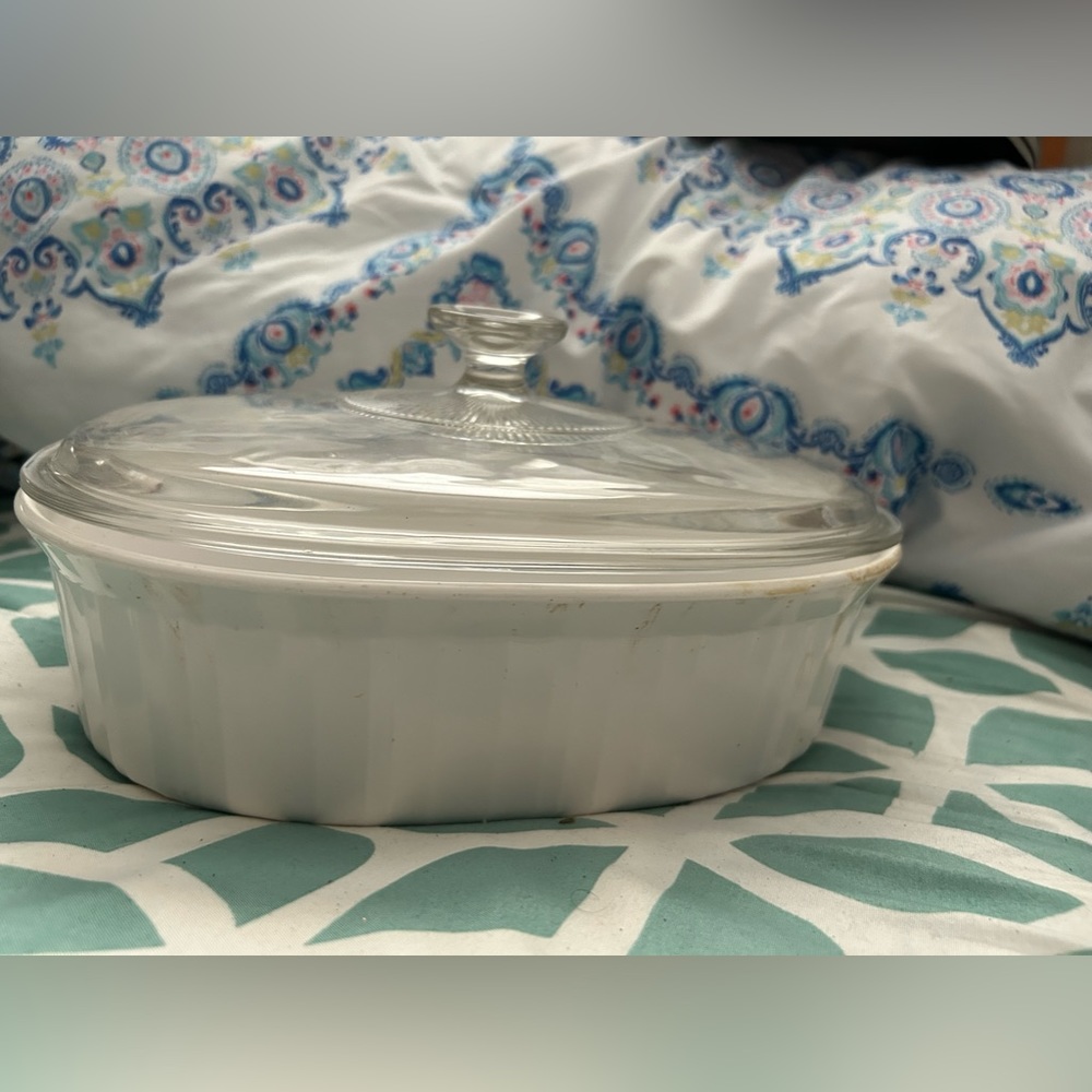 CorningWare 2.8L casserole dish with lid